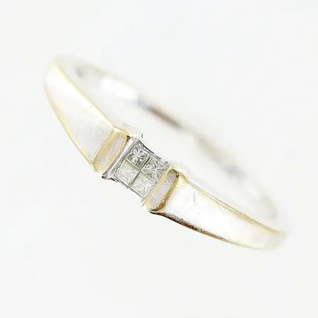 Ring diamanter ca 0,08ctv, prinsesslipade, stl:18½, vitguld, i behov av omrodinering, GHA, 18K Vikt: 2,7 g
