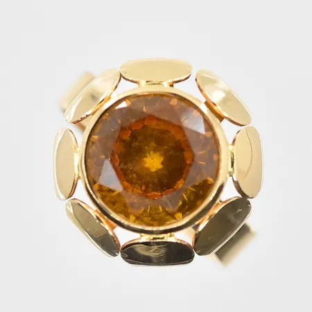 Ring med orange sten stl:16¾, bredd 4-15mm, 18K. Vikt: 4,5 g