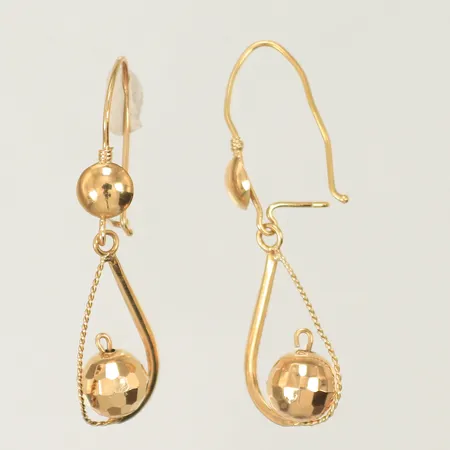 Ett par örhängen med kulor, längd ca35mm, bredd ca10mm, ojämna öglor 14K Vikt: 1,6 g