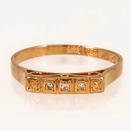 Ring med 3 x ca 0,01ct 8/8-slipade diamanter (varav en defekt) stl:17¾ bredd 1,7-2,8mm, 18K 1,8g.
