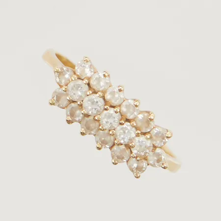 Ring stl:16¾ bredd 6mm vita stenar 18K 2,6g.