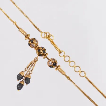 Collier svarta och vita stenar längd 39-41cm, vridna länkar, intrasslat tråd, 22K  Vikt: 9,7 g
