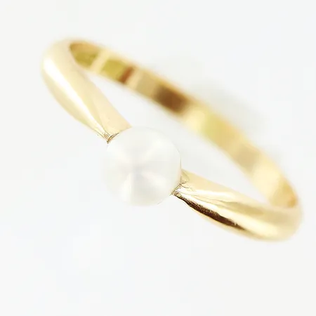 Ring odlad pärla Ø4mm stl:16½ bredd 1,5-4mm, 18K.  Vikt: 1,8 g