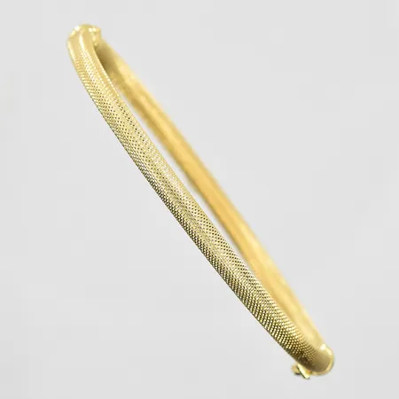 Armring med matterad yta, oval passform, innermått 58x50mm, bredd 4mm, öppningsbar, ihålig, 18K. Vikt: 6,5 g