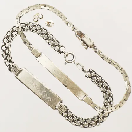 Två armband med namnplattor samt två snurrebussar silver 925/1000 Vikt: 13,9 g