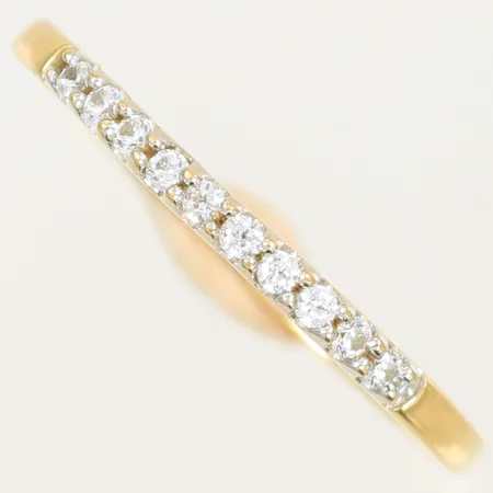 Ring med vita stenar stl 20, bredd 1,5-2mm, stämplad GHA, 18K, 1,7g Vikt: 1,7 g