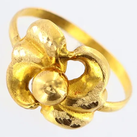 Ring med blommotiv stl: 17, bredd: 1,5-11mm, skev, 18K Vikt: 1,1 g