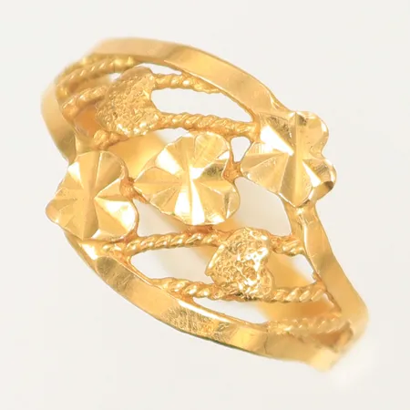 Ring med genombruten dekor stl 16½, bredd 3-12mm, 21K, 1,9g Vikt: 1,9 g