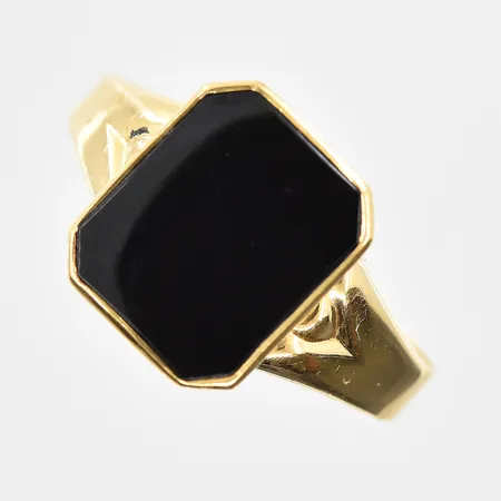Klackring med onyxplatta stl:19¼, bredd 3-12mm, ojämn skena, 18K. Vikt: 2,6 g