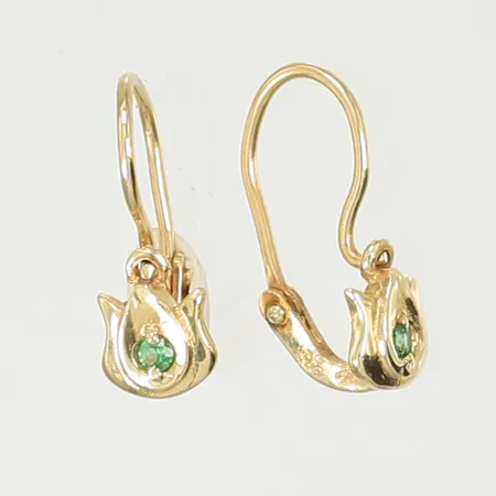 Örhängen med gröna stenar längd 16mm, bredd 6mm, 14K, 1,4g Vikt: 1,4 g
