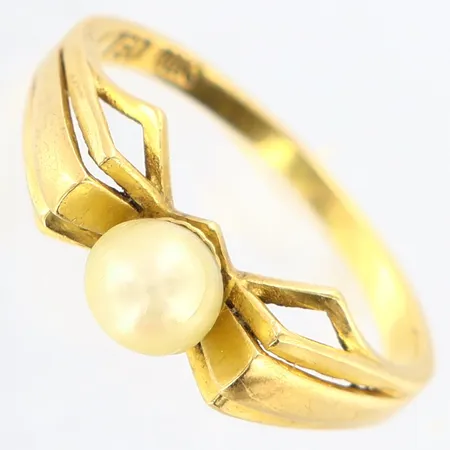 Ring med pärla stl: 17¾, bredd: 1,5-7mm, 18K Vikt: 2,8 g