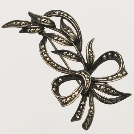 Brosch med markasiter längd 44mm, bredd 29mm silver 830/1000 Vikt: 8,6 g