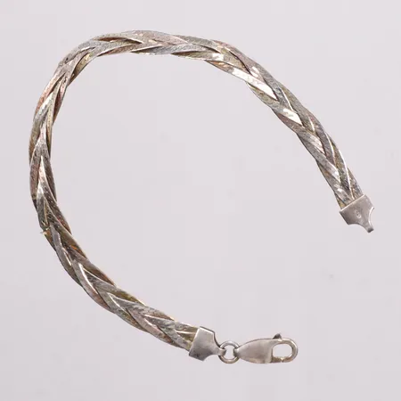 Armband flätat längd 18cm bredd 5,4mm, små defekter, silver 925/1000 Vikt: 5,9 g