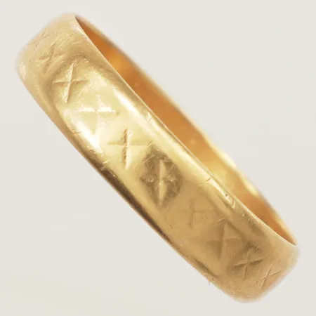Ring med mönsterdekor stl:18, bredd 5mm gravyr 18K Vikt: 3,8 g