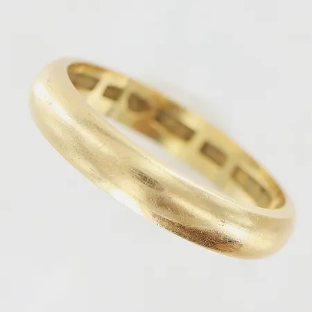 Ring stl:17 bredd: 3,5mm, slät, gravyr, 18K. Vikt: 3,8 g