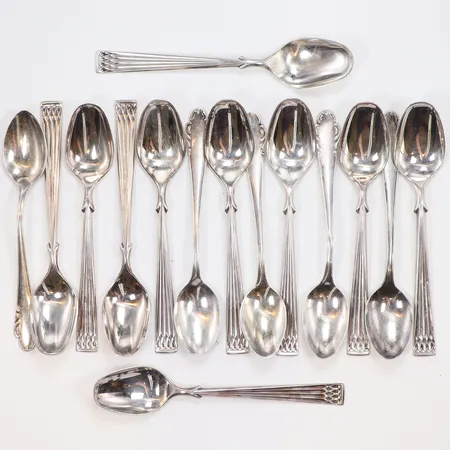 15 kaffeskedar, längd 11-11,5cm, bredd 3-23mm, olika modeller, 830/1000 silver Vikt: 141,5 g