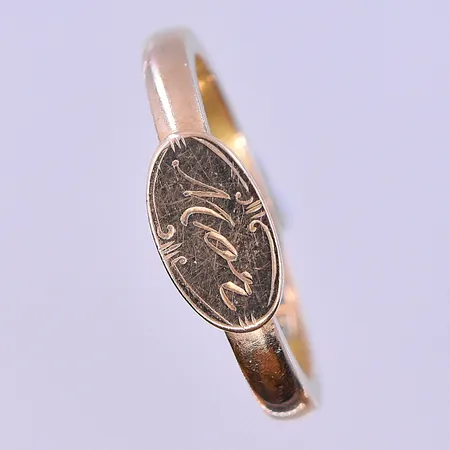 Klackring Mor stl:18½, bredd 3-6 mm graverad 18K. Vikt: 5,2 g