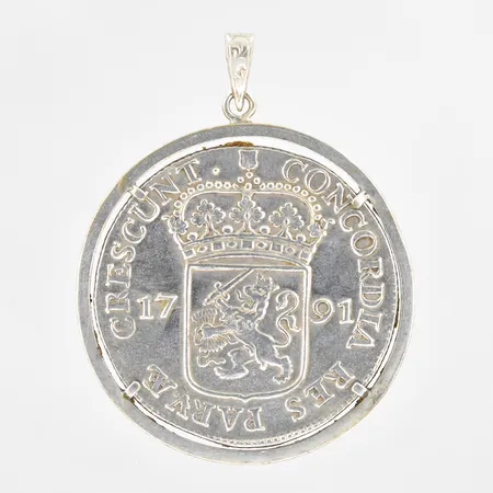 Mynt Dukat infattat i hänge, präglat 1791 för provinsen Utrecht under Nederländska republiken, längd 57mm, Ø45mm, silver. Vikt: 33,4 g