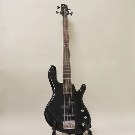Elbas Cort Action Indonesien, serie nr 070658725, axelband Fender, mjukt fodral, bruksskick, Pedal Tuner CPT-20 Harley Benton medföljer, ej funktionstestad Skickas med Bussgods eller PostNord