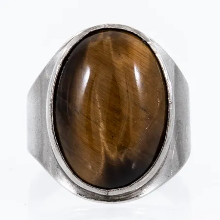 Ring med oval cabochonslipad tigeröga 17x12mm stl:17 bredd 4-20mm, stämplad C10 (1977), Vicson, VJ (Victor Janson Guldvaru AB, Lindesberg), kattfot, silver 830/1000 7,4g.