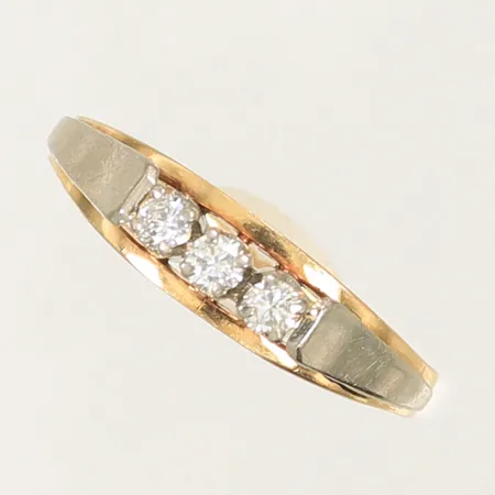 Ring med diamanter 3 x ca 0,05ct stl 17½, bredd 2-5mm, 18K, 2,2g Vikt: 2,2 g