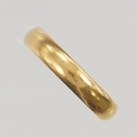 Ring stl:18 bredd 4mm gravyr, 23K 3,5g.