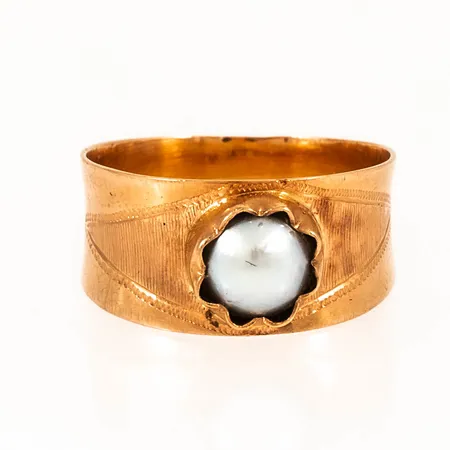 Ring med graverat mönster och odlad halvpärla stl:16¼ bredd 4,3-8,7mm, 18K 2,4g.