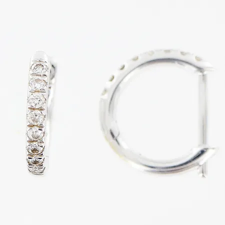 Örhängen creoler med diamanter 16x ca 0,005ct Ø10mm, bredd: 1,5mm, GHA, vitguld, 18K.  Vikt: 1,4 g