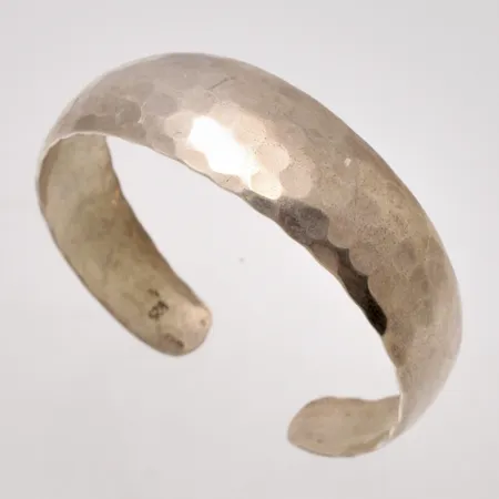 Stelt armband i silver, ca 6cm, öppning ca 2cm, bredd ca 13-19mm, 925/1000, vikt 24,47g.