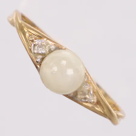 Ring stl: 16mm, sliten pärla Ø5mm, ojämn i skenan, 18K Vikt: 1,4 g