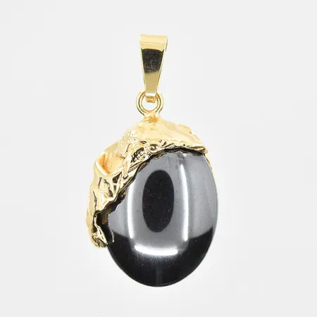 Hänge med hematit längd 25mm, bredd 13mm, 18K. Vikt: 4,7 g
