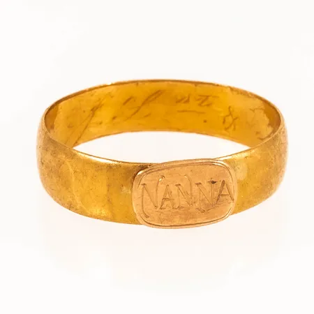 Ring stl:19 bredd 5,4mm, namngraverad gravyrplatta i 18K, skena 23K 3,2g.