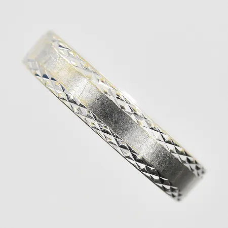Ring stl:16¾ bredd 4mm, vitguld, 18K. Vikt: 3,6 g