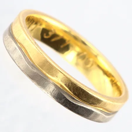 Ring med mönster tvåfärgad, stl: 20¼, bredd: 5mm, gravyr, 18K Vikt: 8,7 g