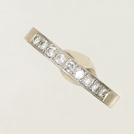 Ring vitguld med 9 diamanter 0,27ct enl gravyr, stl 18 bredd 3mm, ojämn skena, 18K 3,6g
