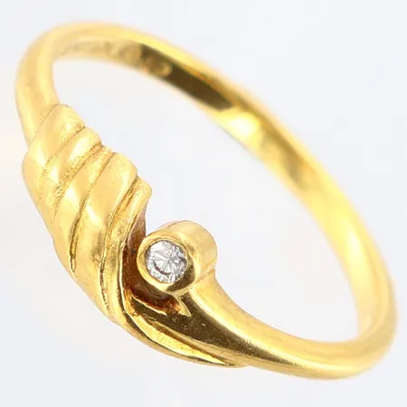 Ring med vit sten stl: 17, bredd: 1,5-5mm, 18K Vikt: 2,3 g