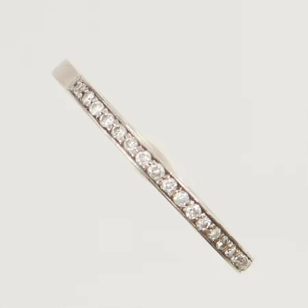 Halvalliansring med diamanter 0,16ctv enligt gravyr stl:17 bredd 2mm, gravyr, vitguld, 18K 3,8g.