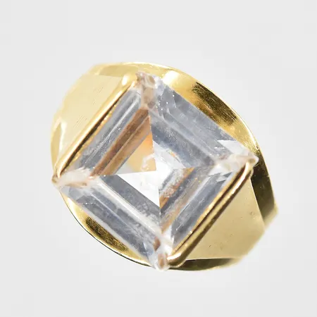 Ring med vit sten stl:16, bredd 4-13mm, nagg på sten, 18K. Vikt: 4,5 g