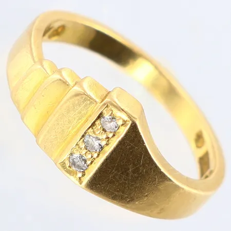 Ring med diamanter totalt 0,03ct enligt gravyr, stl: 15¼, bredd: 2-7mm, 18K Vikt: 2,9 g