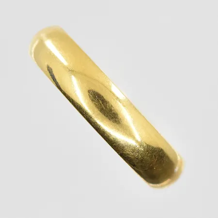 Ring stl:18½ bredd 4mm, gravyr, 18K. Vikt: 4,9 g