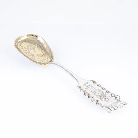 Uppläggningssked med handgraverat samemotiv. Längd 207 mm. 52,5g silver 830/1000. Bruksskick. COP HANDSMIDE.