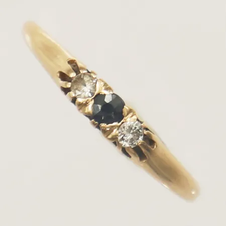 Ring med diamanter 2xca0,025ct samt safir, stl:16 bredd 2,9mm 18K  Vikt: 1,2 g