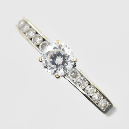 Ring med vita stenar GHA, stl 19, bredd 2-5mm, vitguld, 18K. Vikt: 2,1 g