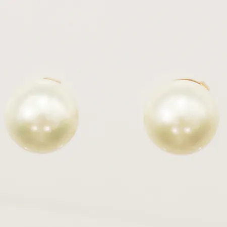 Ett par örhängen med odlade pärlor Ø7,6mm, 18K  Vikt: 2,1 g
