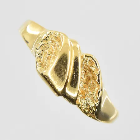 Ring stl:18, bredd 2-7mm, 18K. Vikt: 2,7 g