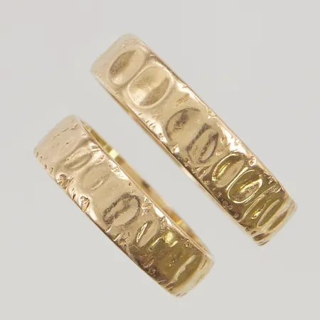 2 Ringar med gravyr, 18K, 11,6g.