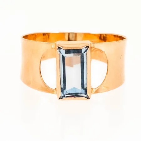 Ring med en ljusblå sten stl:17½ bredd 4,6 - 9,9 mm 2,7g 18K. Gravyr.