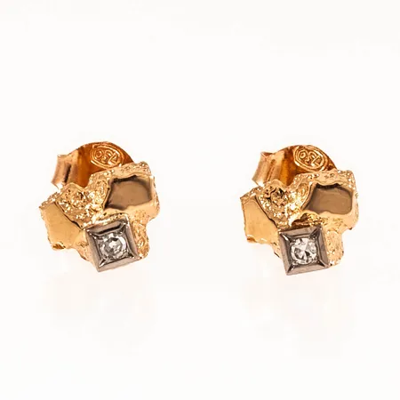 Örhängen 7,5x5,7mm med 2 x ca 0,015ct 8/8-slipade diamanter fattade i vitguld, 18K 1,3g. 