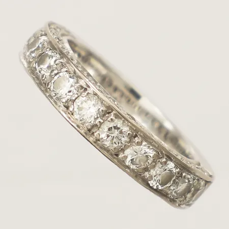 Ring med diamanter 11xca0,05ct 38xca0,01ct, totalt 1,15ct enligt gravyr, stl:14¾ bredd 4,1mm, GHA vitguld 18K  Vikt: 6,5 g