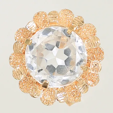 Ring med stor vit sten och hamrad dekor stl 18¼, bredd 3-19mm, 18K, 5g bruttovikt